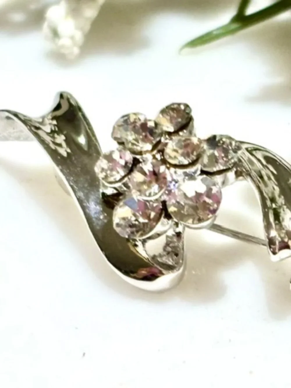 Vintage ~ Beautiful Sparkling Rhinestone Pin Broach